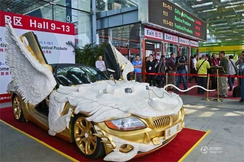 组图：广州现土豪金改装跑车 嵌牦牛骨贴纯金片