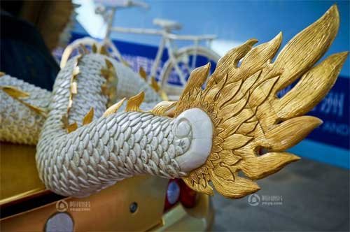 组图：广州现土豪金改装跑车 嵌牦牛骨贴纯金片