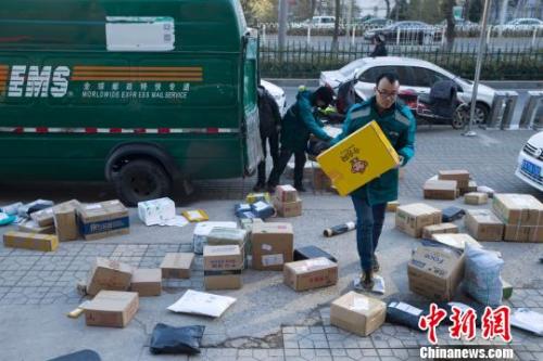 资料图：山西太原，物流工作人员正在搬运快递。 张云 摄